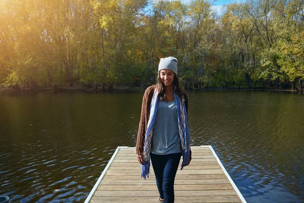 Καλύτερες Μέρες Είναι Στη Λίμνη Μια Ευτυχισμένη Νεαρή Γυναίκα Στέκεται — Φωτογραφία Αρχείου