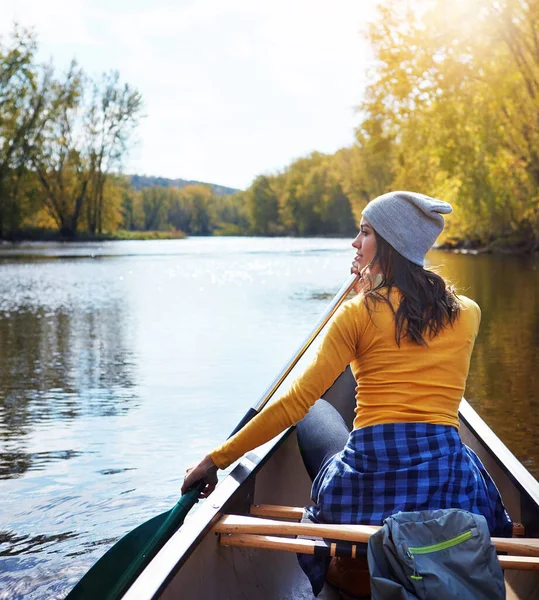 Qui Besoin Roues Quand Vous Avez Kayak Une Jeune Femme — Photo