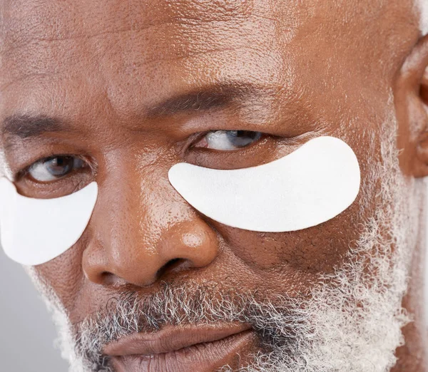 Cilt Bakımı Göz Maskesi Ciddi Yüzlü Bir Adamın Portresi Profesyonel — Stok fotoğraf