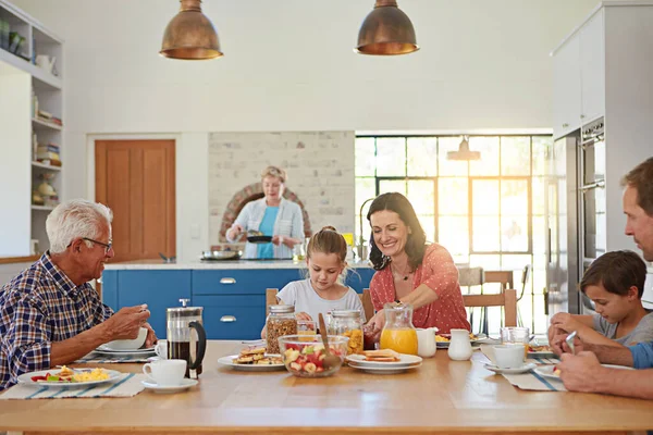 Comer Juntos Faz Nós Uma Família Mais Feliz Uma Família — Fotografia de Stock