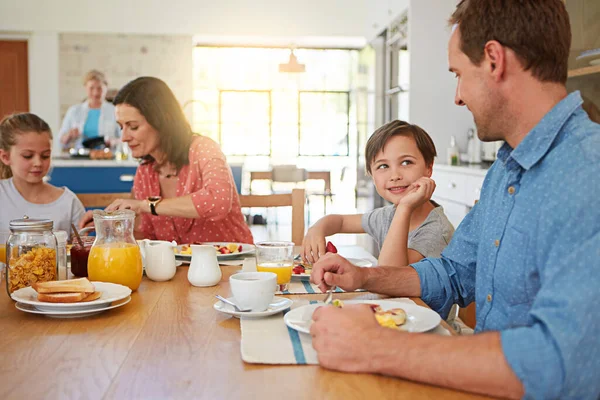 吃了一顿降的早餐一家人在家里一起吃早餐 — 图库照片