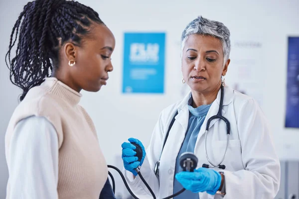 Raadpleging Arts Patiënt Met Bloeddruktest Gezondheidsadvies Kliniek Zwarte Vrouw Consultancy — Stockfoto