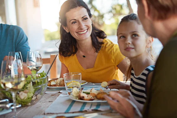 Yemeğinizi Paylaşın Mutluluğu Paylaşın Evde Birlikte Yemek Yiyen Bir Aile — Stok fotoğraf