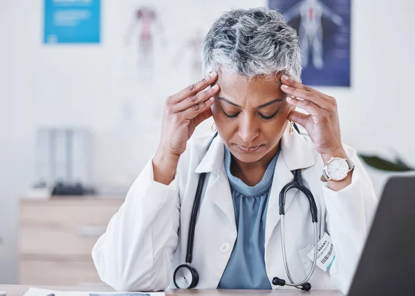 老年妇女 医生以及在医院因疲劳 压力或焦虑而导致的头痛 因头痛 偏头痛或诊所疼痛而疲乏的老年女性医务专业人员 — 图库照片