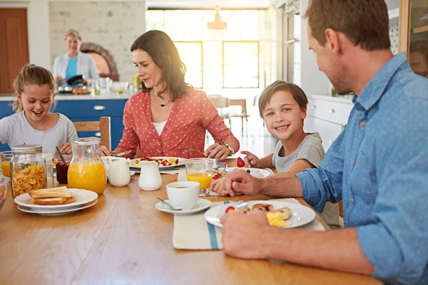 Gesunde Ernährung Befeuert Den Körper Eine Vierköpfige Familie Frühstückt Gemeinsam — Stockfoto