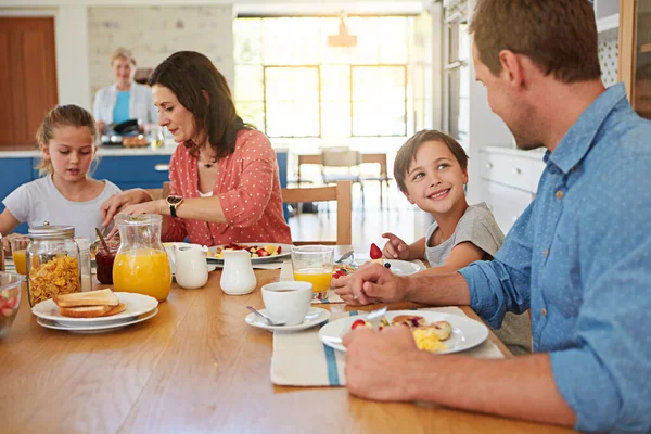 Waren Nie Beschäftigt Gemeinsam Frühstücken Eine Vierköpfige Familie Frühstückt Gemeinsam — Stockfoto