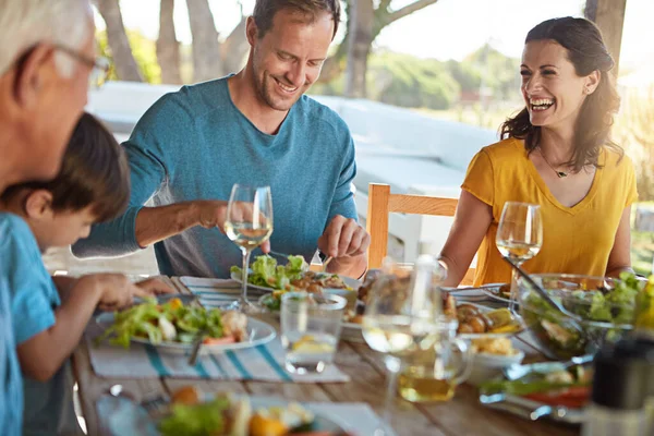 Pazar Öğle Yemeğinin Basit Zevkleri Evde Birlikte Yemek Yiyen Bir — Stok fotoğraf