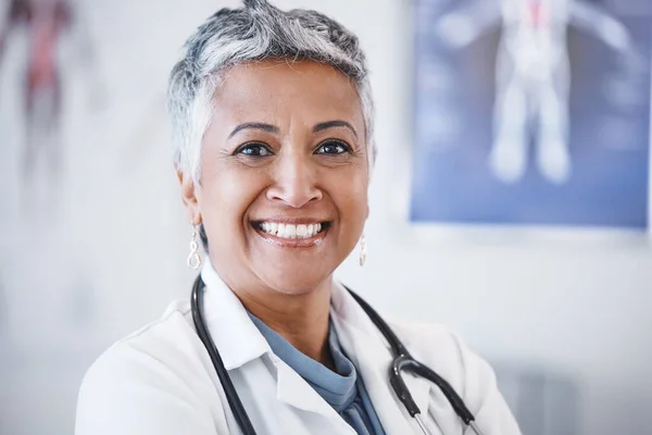 Starsza Kobieta Lekarz Uśmiech Portretowy Opieki Zdrowotnej Anatomii Lub Kardiologii — Zdjęcie stockowe