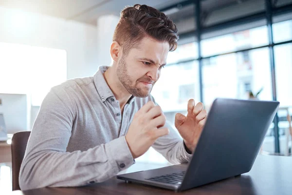 Homem Negócios Com Raiva Estresse Falha Laptop Escritório Enquanto Frustrado — Fotografia de Stock