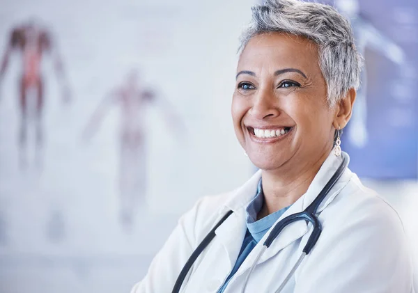 Senior Mulher Médico Sorriso Para Cuidados Saúde Pensamento Cardiologia Hospital — Fotografia de Stock