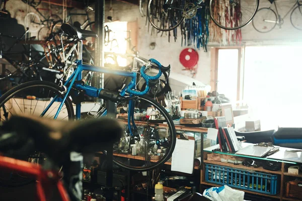Die Beste Fahrradwerkstatt Der Stadt Ein Fahrrad Und Ausrüstung Einer — Stockfoto