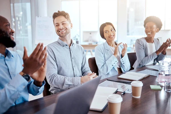 Gratulacje Szczęśliwi Biznesmeni Klaskający Spotkaniu Sukces Wsparcie Motywację Uśmiech Biuro — Zdjęcie stockowe