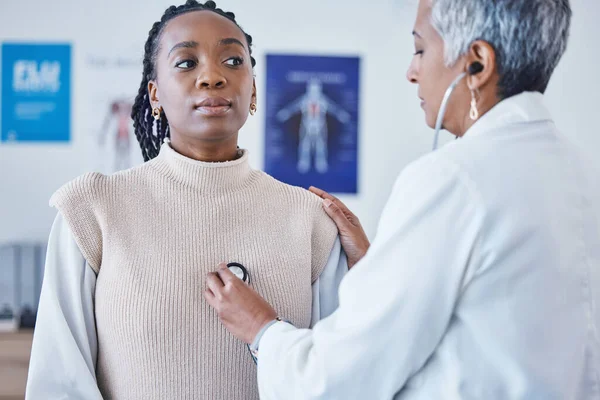 Doktor Siyah Kadın Steteskop Göğüs Nefes Akciğer Sağlığı Klinikte Tavsiye — Stok fotoğraf