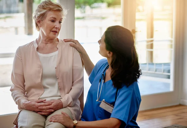 Todo Salir Bien Una Mujer Mayor Hablando Con Una Enfermera — Foto de Stock