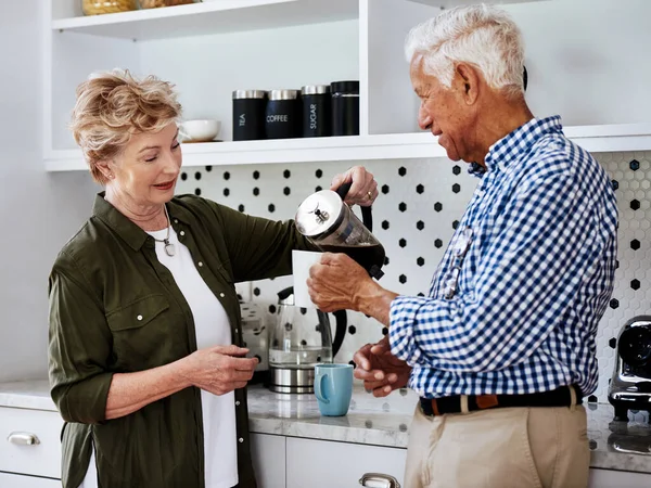 Hun Dag Samen Beginnen Met Een Oppepper Een Seniorenpaar Dat — Stockfoto