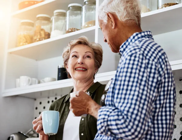 Koffie Genoten Met Het Beste Gezelschap Een Seniorenpaar Dat Thuis — Stockfoto