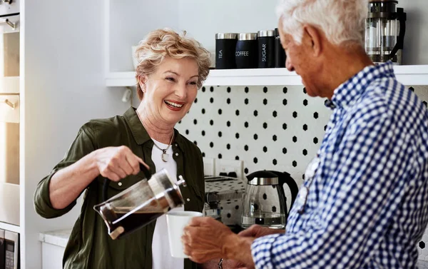 Precies Zoals Het Graag Hebt Een Seniorenpaar Dat Thuis Koffie — Stockfoto