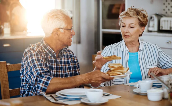 Meer Toast Voor Jou Mijn Liefste Een Seniorenpaar Samen Ontbijten — Stockfoto