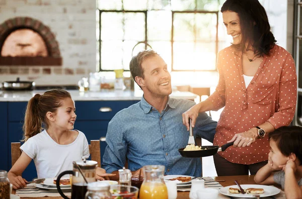 Ontbijt Gemaakt Met Veel Liefde Een Familie Die Samen Ontbijten — Stockfoto