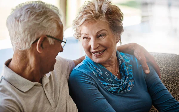 Lang Leve Liefde Een Senior Koppel Ontspannen Samen Bank Thuis — Stockfoto