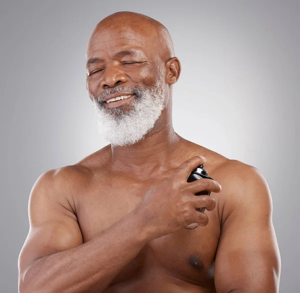 Parfüm Gülümseme Yaşlı Siyahi Adam Kapalı Gözler Gri Bir Arka — Stok fotoğraf