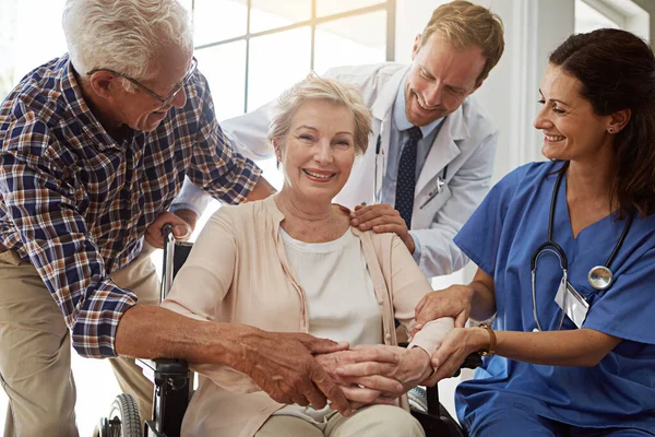 Waren Geweldig Een Senior Paar Pensionering Met Hun Arts Verpleegkundige — Stockfoto