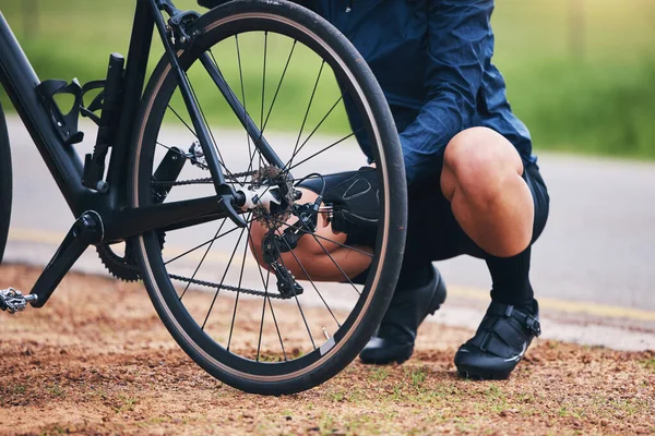 自行车和车轮修理室外训练 铁人三项运动和交通问题 为旅行安全 自行车维修和固定轮毂而对运动员 自行车和轮胎链进行检查 — 图库照片