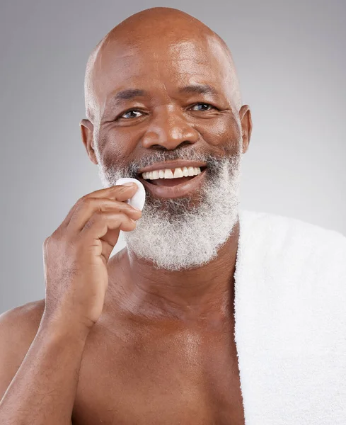 Skincare Almofada Algodão Retrato Homem Com Felicidade Limpeza Rotina Banheiro — Fotografia de Stock