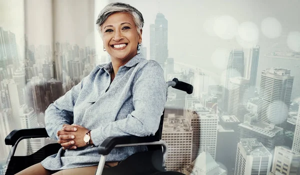身体障害者 高齢者の笑顔と肖像画医療 退職とリハビリテーションのための車椅子に 手術と治癒のための高齢女性と幸せな医療と生命保険 — ストック写真