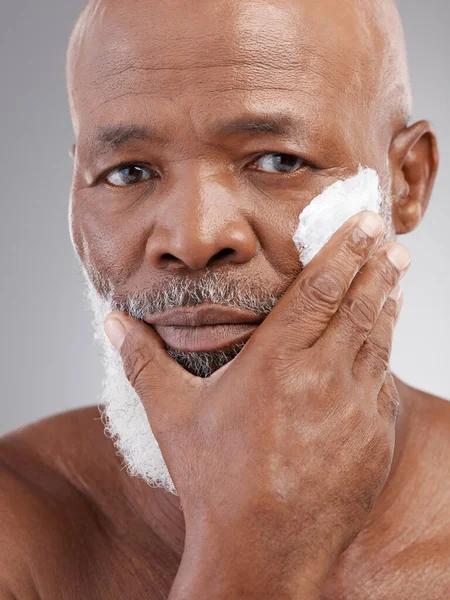 Piękno Krem Portret Starszego Czarnego Mężczyzny Wellness Pielęgnacji Skóry Pielęgnacji — Zdjęcie stockowe