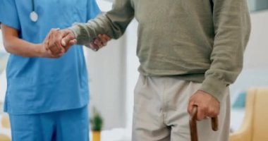 Yürüyen sopa, kıdemli adam ve hemşire engelli desteği, yardım ya da emeklilik hemşire servisi için el ele tutuşuyorlar. Parkinson, eklem iltihabı ya da doktorla hareket edebilirliği olan yaşlı bir hasta ya da kişi.