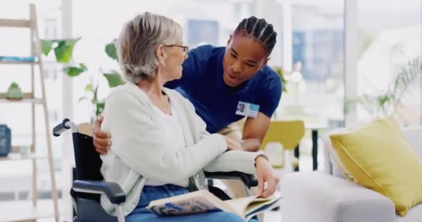 車椅子の黒人男性 介護者または高齢者の女性は 一緒に話しているか 在宅リハビリテーションで話しています 医療アドバイスや男性看護師のサポート 高齢者の障害者支援 — ストック動画