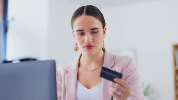 Online Shopping Laptop Kreditkarte Und Geschäftsfrau Tippen Bankzahlung Überprüfen Ersparnisse — Stockvideo