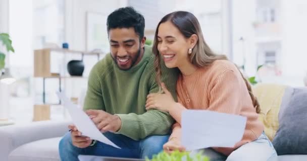 Acasă Documente Cuplu Fericit Canapea Aplicație Ipotecară Management Financiar Succes — Videoclip de stoc