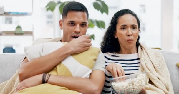 Ijesztő Film Ugrási Pánik Fiatal Pár Otthon Nappaliban Akik Popcornt — Stock videók