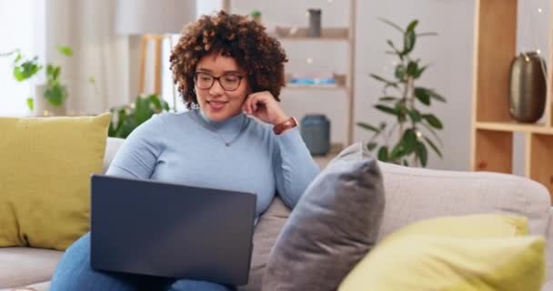 幸せな女性は ノートパソコンや自宅でのリモートワーク リビングルームとメディアをダウンロードするオンライン研究 女性のフリーランス コンピュータ技術と学習のためのインターネット上で入力し ウェブサイトや読書ブログ — ストック動画