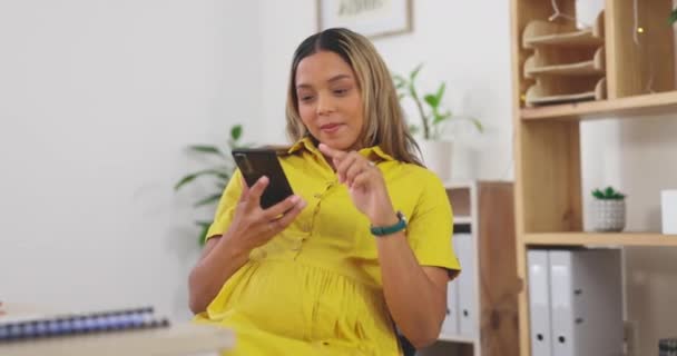 Schwangere Telefonanrufe Und Aufgeregte Gespräche Büro Zur Kommunikation Oder Guten — Stockvideo
