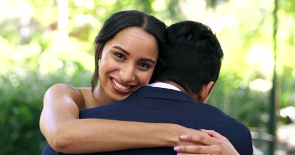 Свадьба Счастливая Мужчина Женщина Обнимаются Парке Церемонии Бракосочетания Обязательства Празднования — стоковое видео