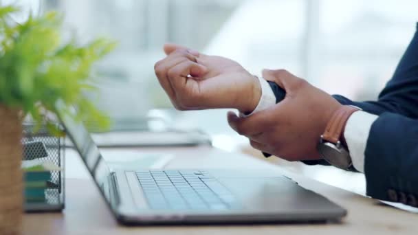Biznesmen Ręce Laptop Bólem Nadgarstka Przepracowanych Stawów Lub Zapalenia Biurku — Wideo stockowe