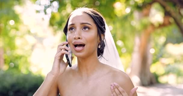 Телефонний Дзвінок Злий Наречена Саду День Шлюбу Сперечаючись Або Відчуваючи — стокове відео