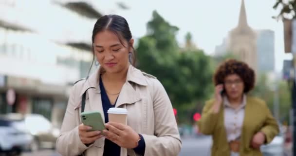 Телефон Ділова Жінка Кава Місті Соціальні Мережі Або Смс Відкритому — стокове відео