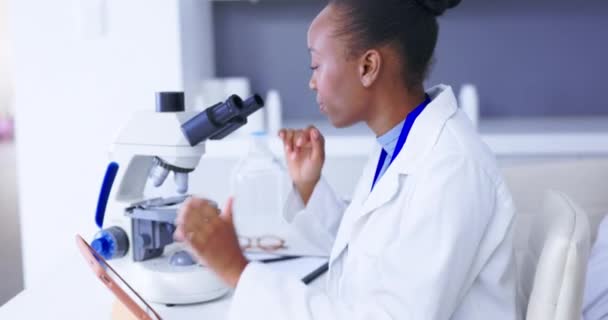 Tablet Mikroskop Dan Ilmuwan Wanita Dengan Penelitian Analisis Data Dan — Stok Video