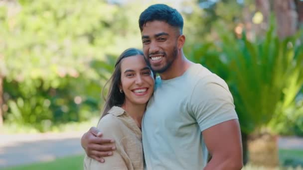 Park Umarmung Und Das Gesicht Eines Glücklichen Gemischtrassigen Paares Für — Stockvideo