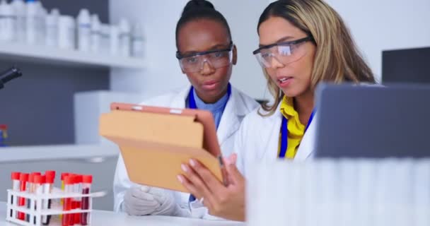 Zespół Naukowców Kobiety Wyniki Tablecie Badań Naukowych Współpracy Badań Medycznych — Wideo stockowe