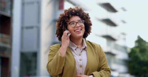 市内の電話 会話やビジネスの女性は 話すか 屋外に連絡するチャット ディスカッション コミュニケーションにおける携帯電話 幸福と女性の専門家 — ストック動画