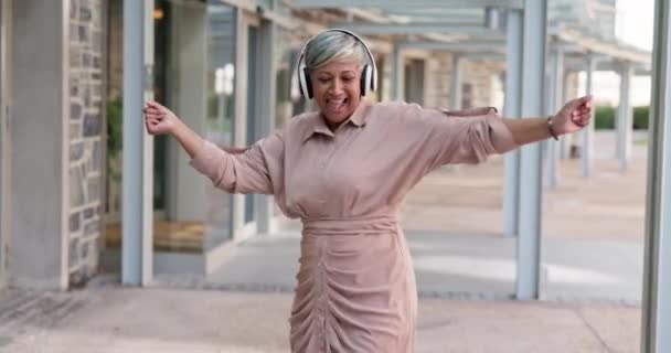Щасливі Жіночі Навушники Або Старші Танці Місті Прослуховування Музики Свободою — стокове відео