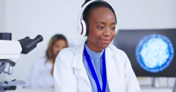 Mulher Negra Cientista Com Fones Ouvido Laboratório Ouvir Música Enquanto — Vídeo de Stock