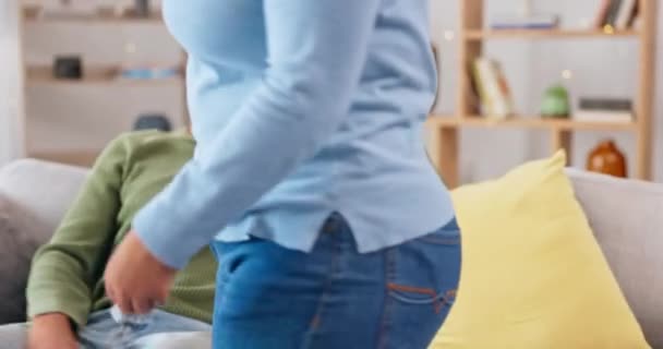 Prueba Embarazo Triste Abrazo Pareja Casa Con Resultados Negativos Sofá — Vídeos de Stock