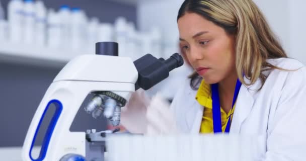 Wissenschaft Mikroskop Und Durchbruch Mit Einer Ärztin Bei Der Arbeit — Stockvideo