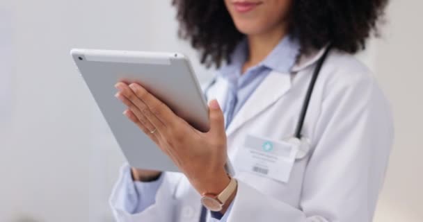 Médico Médico Tableta Con Manos Mujer Para Investigación Sitio Web — Vídeos de Stock